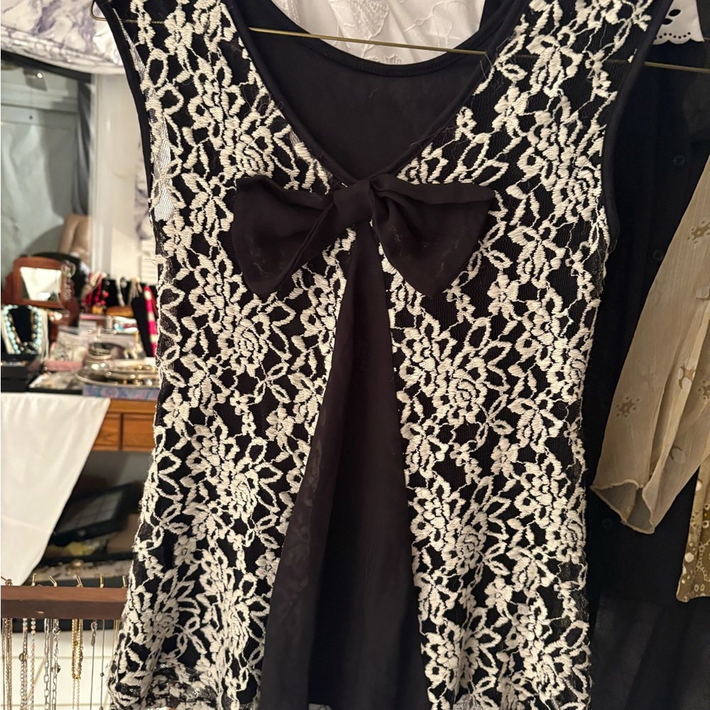 Julie's Closet Black and White Floral Lace Blouse